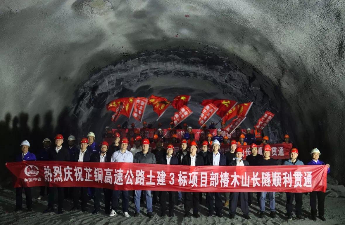 全长6150米，是湖南省在建的最长隧道，贯穿右洞