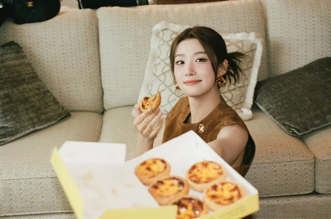 林俊杰女友正脸照曝光，脸僵医美痕迹重，近距离路透被质疑逼宫