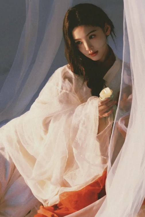 与小20岁网红女友恋情曝光？这么多年他也该谈了吧……