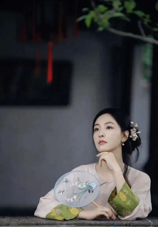 网红王蓉仨娃妈卖货送全家福，网友吐槽：谁会要别人全家福？