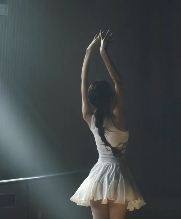 TVB人气女星到内地拍短剧，遭淋冷水变透视装，工作少用积蓄生活