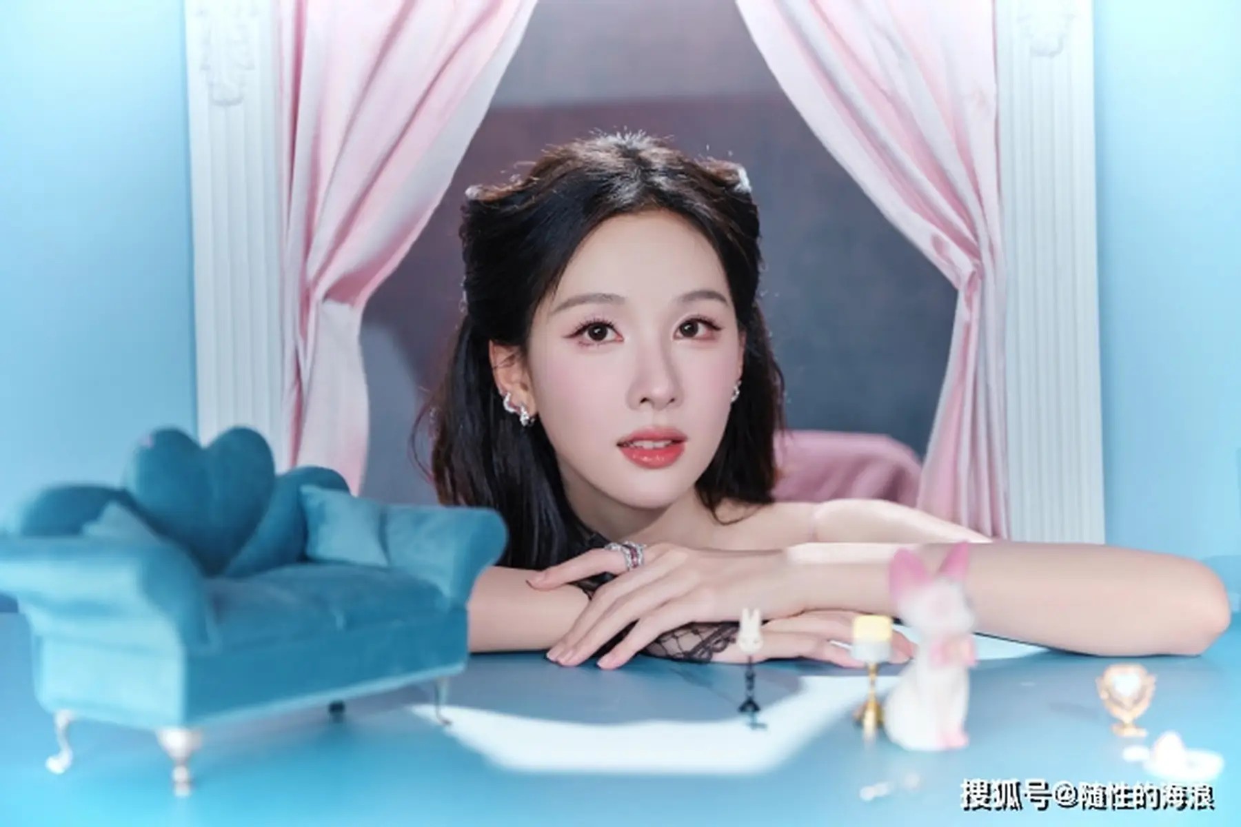 名场面刷屏！胡杏儿老公李乘德偶遇黄宗泽主动拥抱，上演娱圈“世纪拥抱”